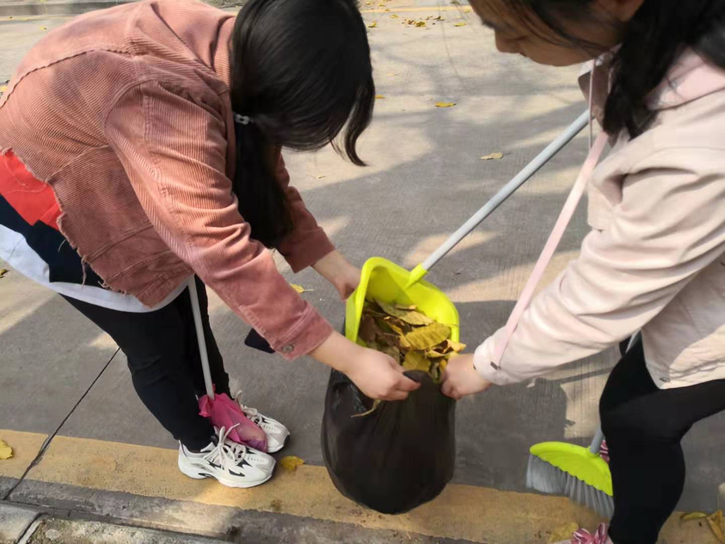 美化校园环境 弘扬雷锋精神